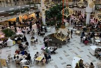 Vánoční nákupy v plném proudu: Kvůli krizi se uskromní dvě třetiny Čechů, půjčky na dárky nefrčí