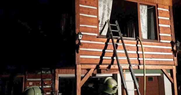 Tragédie před Vánoci: Matka samoživitelka s trojčaty přišla při požáru o střechu nad hlavou! Obec pro ni pořádá sbírku