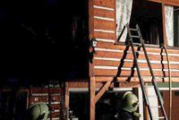 Tragédie před Vánoci: Matka samoživitelka s trojčaty přišla při požáru o střechu nad hlavou! Obec pro ni pořádá sbírku