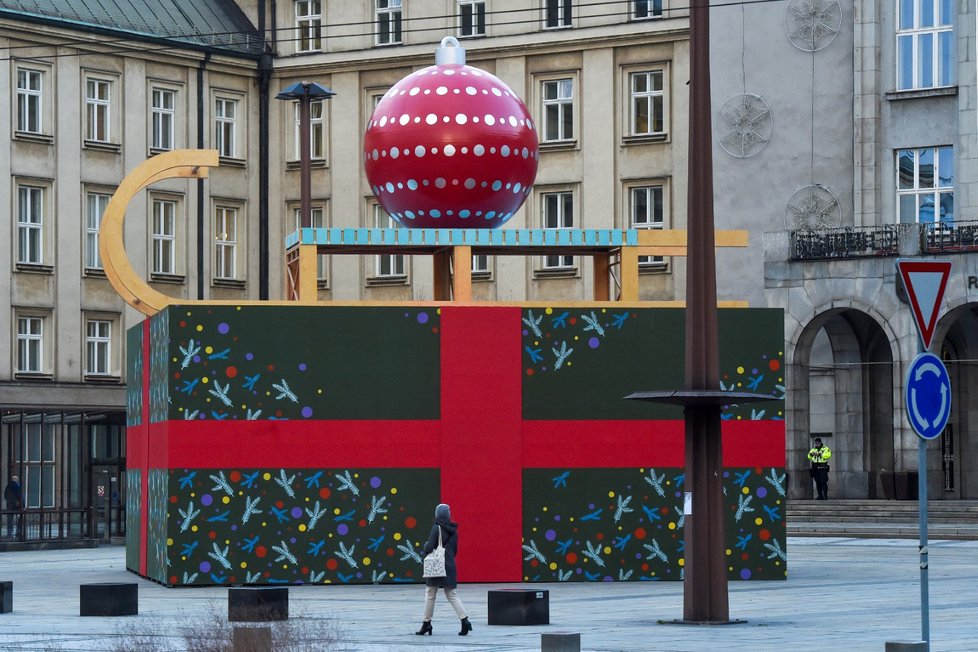 Vánoční výzdoba na Prokešově náměstí před budovou Nové radnice v Ostravě.
