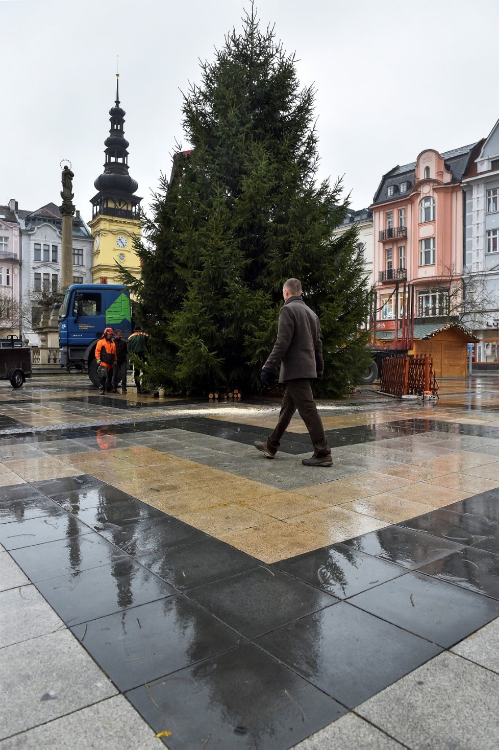 Ostrava zažije další stěhování vánočního stromu. Ten stávající je totiž prasklý a musí být odstraněn. Na Masarykovo náměstí bude přivezen jiný.