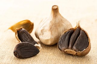 Superpotravina, kterou si zamilujete. Fermentovaný česnek je nový hit pro imunitu Superpotravina, kterou si zamilujete. Fermentovaný česnek je nový hit pro imunitu