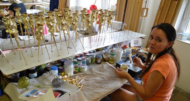 V Opavě mají Vánoce každý den: Zručné malířky vyrobí 12 500 ozdob ročně