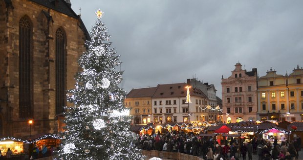 Takhle vypadal vánoční strom v Plzni v roce 2014.