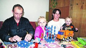 Klárka a Kubík Polákovi s rodiči a hračkami, které našli pod stromečkem