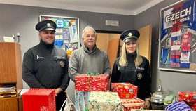 Policisté z Karlovarska obdarovali na Vánoce děti z dětských domovů.