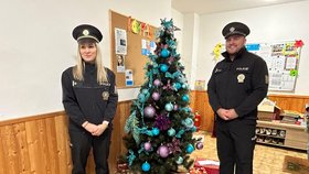 Policisté z Karlovarska obdarovali na Vánoce děti z dětských domovů.