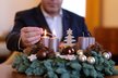 I Vladimír Kremlík (za ANO) zapálil na adventním věnci svíčku.