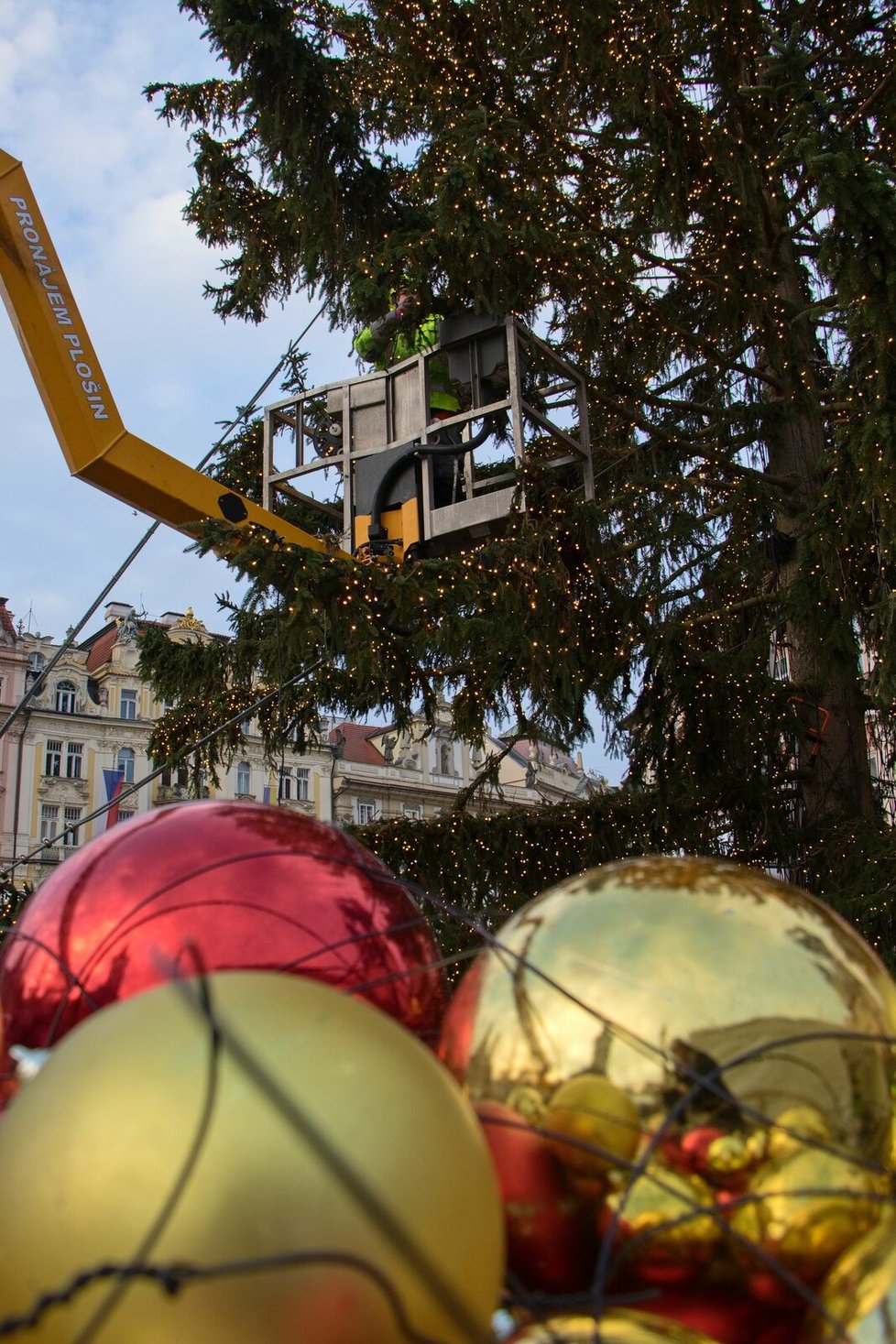 Zdobení vánočního stromu na Staroměstském náměstí.