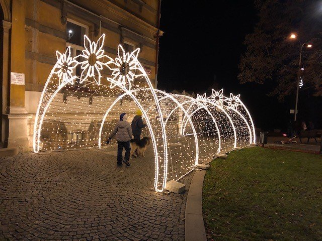 I letos Prahu rozzářily stovky vánočních světel. Výzdoba je ale skromnější