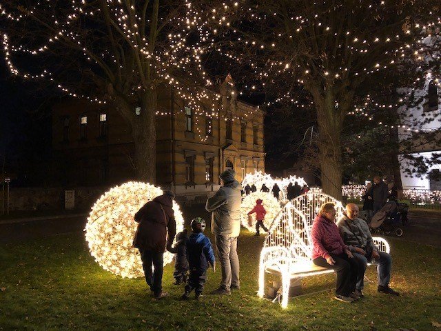 I letos Prahu rozzářily stovky vánočních světel. Výzdoba je ale skromnější