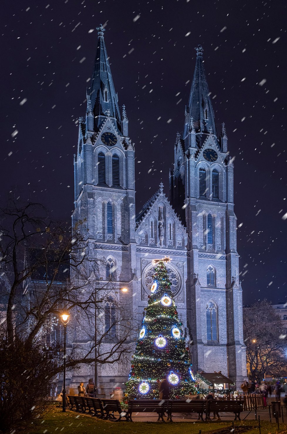 Obrázky vánoční Prahy, která se rozsvítila pandemii navzdory