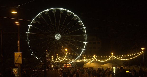 Velkým lákadlem na Moravském náměstí je obří ruské kolo.