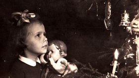 Vánoce roku 1956: I porcelánová panenka znamenala radost pro maminku paní Šmerdovovu -  tehdy ještě Adámkovou