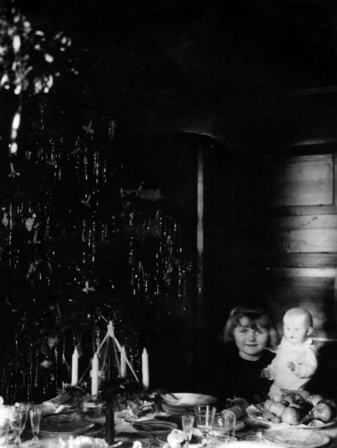 Vánoce 1934 - Na fotografii je asi čtyřletá babička Olinka čtenářky Michaely Kartuskové.