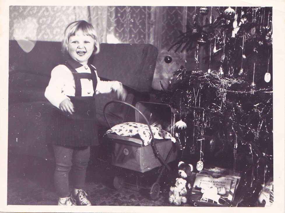Nejkrásnější vánoční dárek? Kočárek pro panenky - Vánoce Ivany Kučerové - 1967
