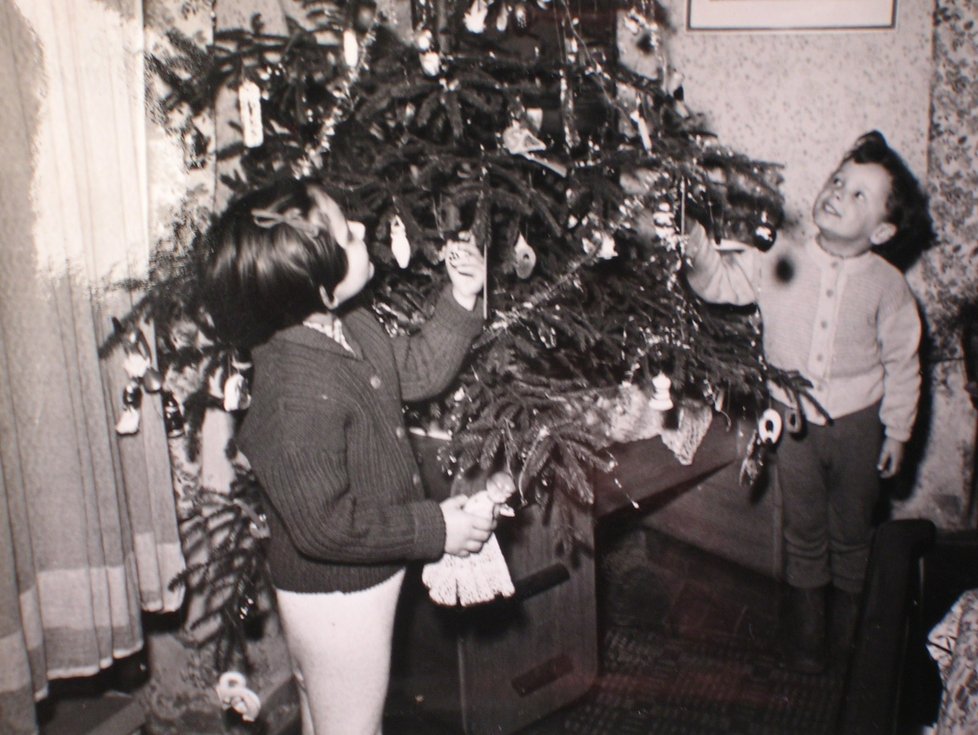 Adrianka se svým bratrancem Petrem u vánočního stromku - Tábor 1955-1957