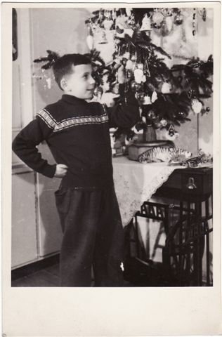 Posílám foto z roku 1953, kde jsem já jako malý kluk, Jan Kozlík z Děčína.