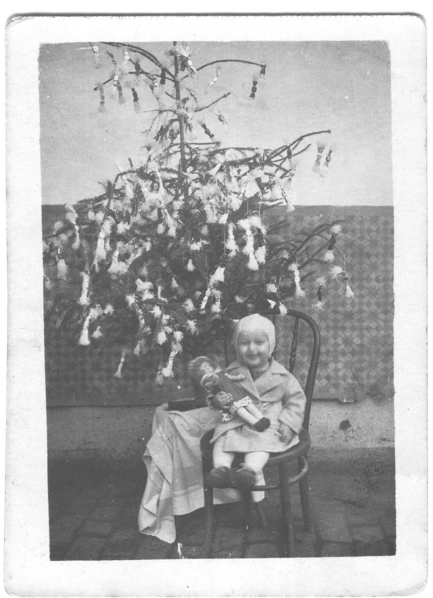 Vianoce 1937 – Na fotografii je moja maminka. Vtedy mala 2,5 roka, napsala k fotce Katarína Šušlíková ze slovenského Liptovského Hrádku.
