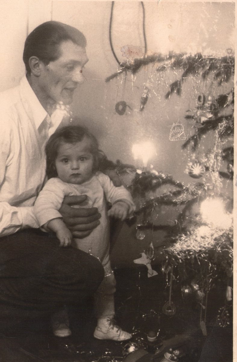 Vánoce 1948 – Na fotografii je čtenář Petr Riemer se svým tatínkem.