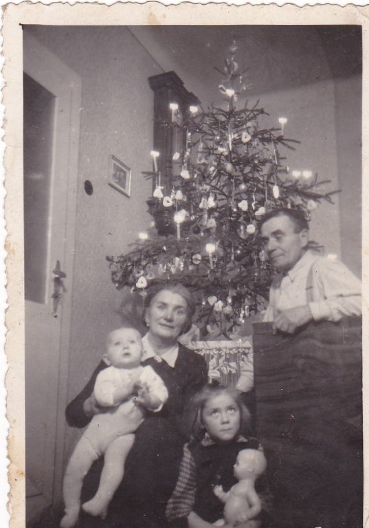 Na obrázku jsou dědeček, babička, moje starší sestra a já. Je mi zde půl roku, takže první Vánoce - 1950.