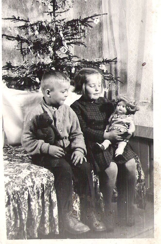 Vánoce v 50. letech. Na fotce je moje maminka se strýcem Honzou, napsal do redakce Blesk.cz čtenář Petr Říha.