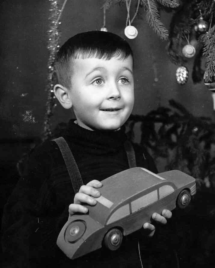 Rok 1952, Vánoce ve školce. Řekli nám,že budeme fotografováni, a já se bál,aby to nebolelo.Postával jsem v pozadí, až na mne fotograf zapomněl a já se rozplakal, že přece jen se chci dát také vyfotografovat.Takže na snímku s tehdejší super hračkou - dřevěným autem a po pláči.