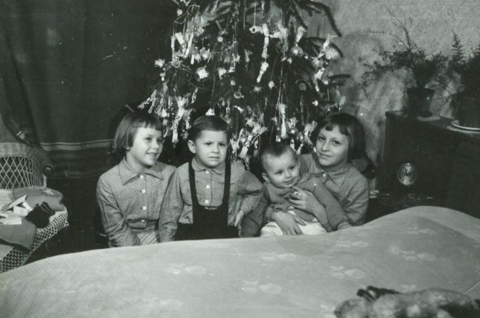 Vánoce 1955 - Ten najmenši som já. Na fotografii sme vsetci súrodenci, 2 dievcata a 2 kluci, napsal nám do redakce Marian Brodňan z Trnavy.