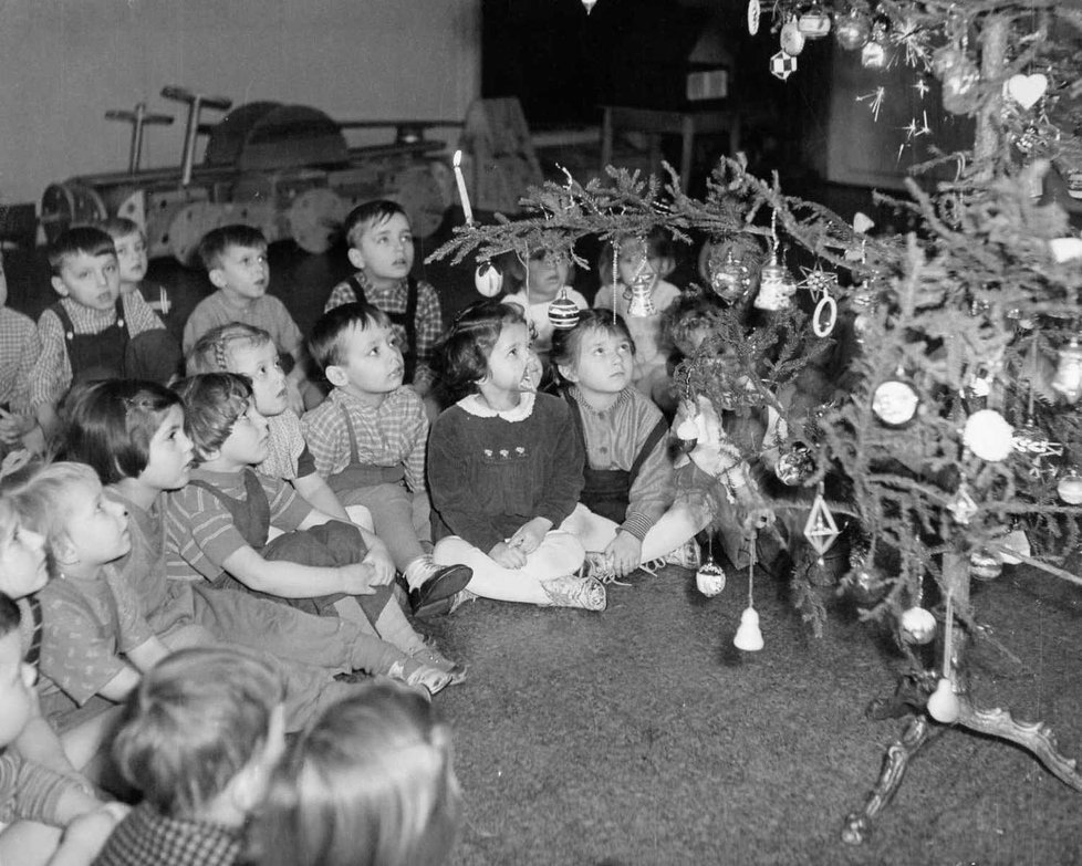 Vánoce 1957. Je to foceno v mateřské školce Praha 6, Velvarská ulice. Na fotce jsem spolu s ostatními dětmi já a můj bratr, napsala do redakce čtenářka Dana Rudolfová
