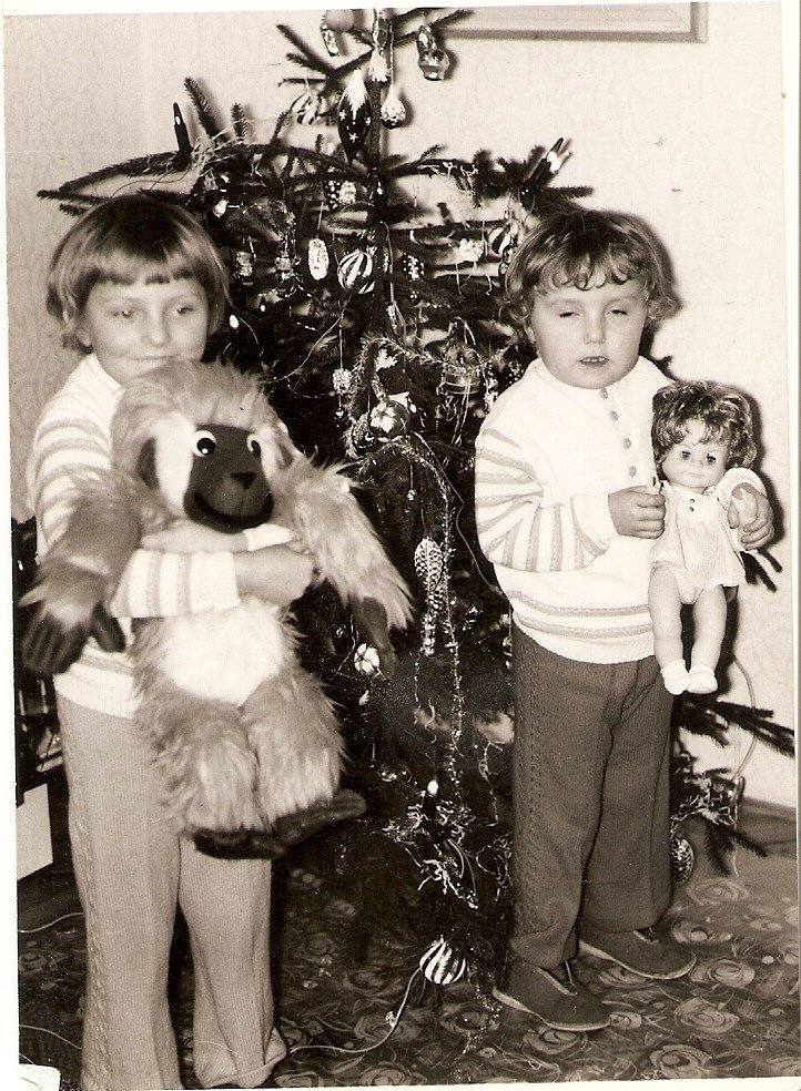 V mém dětství bylo vánoční focení přímo povinné. Tato fotka je z Vánoc roku 1975. Vlevo jsem já s opicí a vedle mě sestřenice Hanka s čůrací panenkou, napsala čtenářka Jana Ulicová