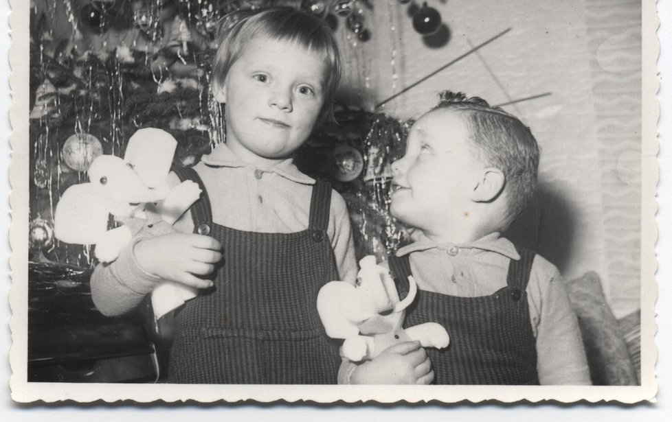 Fotografie z roku asi 1960.  Na fotografii je moje sestřenice Dana a bratranec Jiřík Hudcovi z Liberce, napsal nám čtenář Jarobilk.