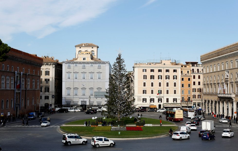Řím má problém s vánočním stromem, rychle mu padá jehličí.