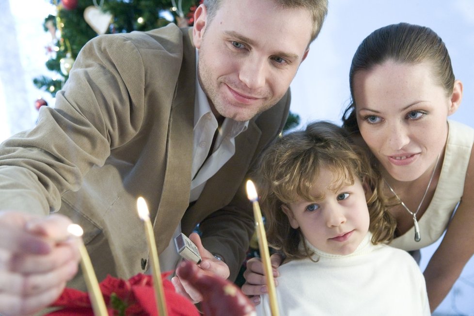Nechte si s výzdobou a přípravou Vánoc pomoct celou rodinou.