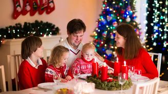 Jste po svátcích z rodiny na prášky? Psycholog radí, jak vyzrát na vánoční hádky