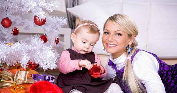 Češi si podle průzkumu chtějí Vánoce hlavně užít, takže »pomocné« práce už nechávají na profesionálech.