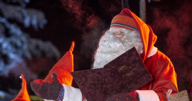 Za hudby a tance vyrazil v neděli večer Santa Claus ze svého „oficiálního domova“ ve finském Rovaniemi, aby doručil dárky dětem po celém světě.