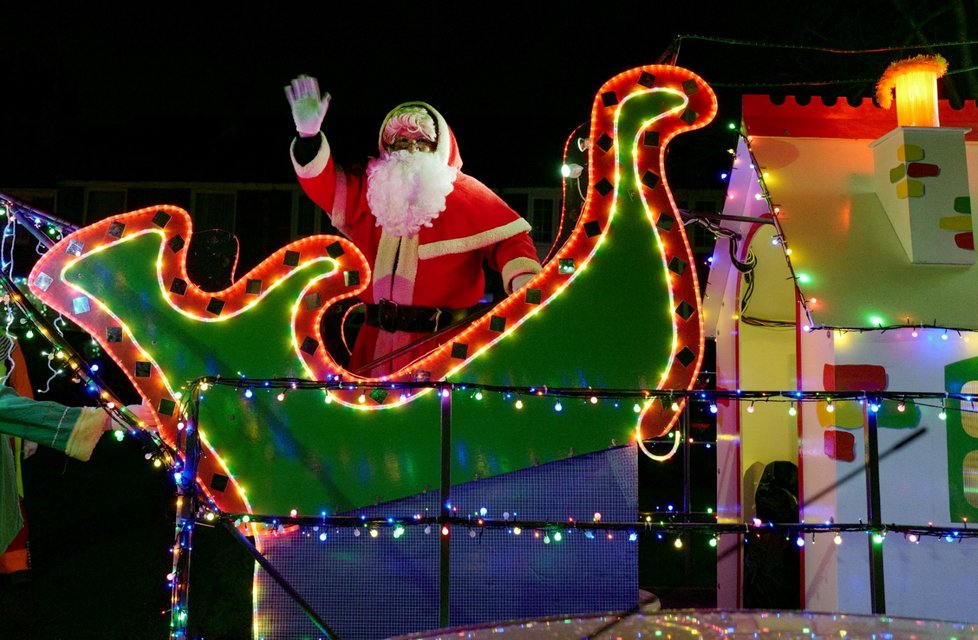 Za hudby a tance vyrazil v neděli večer Santa Claus ze svého „oficiálního domova“ ve finském Rovaniemi, aby doručil dárky dětem po celém světě.