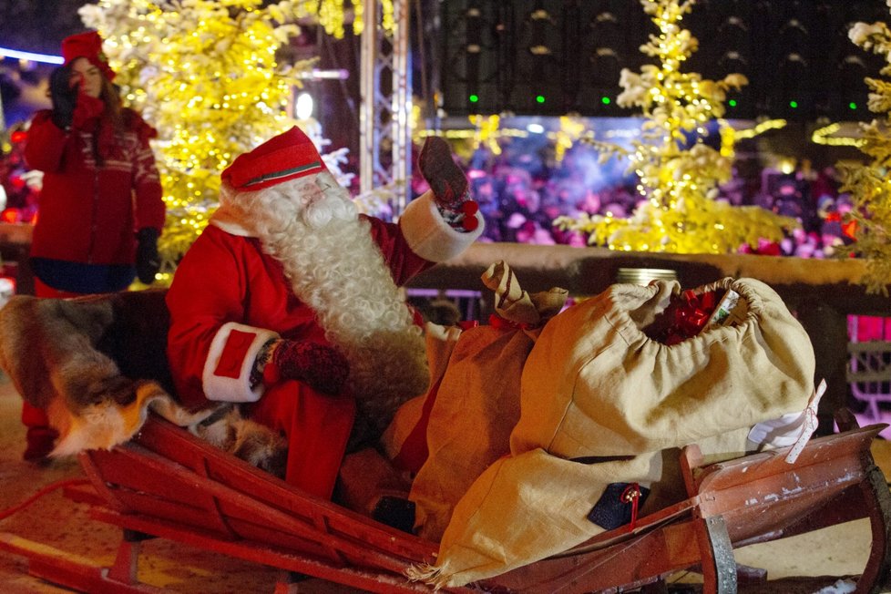 Za hudby a tance vyrazil v neděli večer Santa Claus ze svého „oficiálního domova“ ve finském Rovaniemi, aby doručil dárky dětem po celém světě.