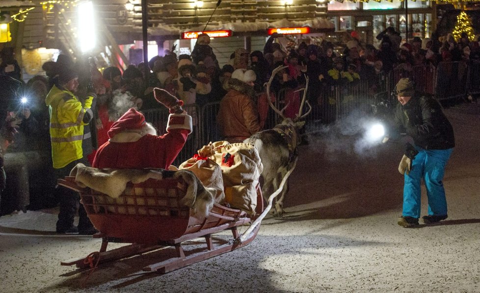 Za hudby a tance vyrazil v neděli večer Santa Claus ze svého „oficiálního domova“ ve finském Rovaniemi, aby doručil dárky dětem po celém světě.