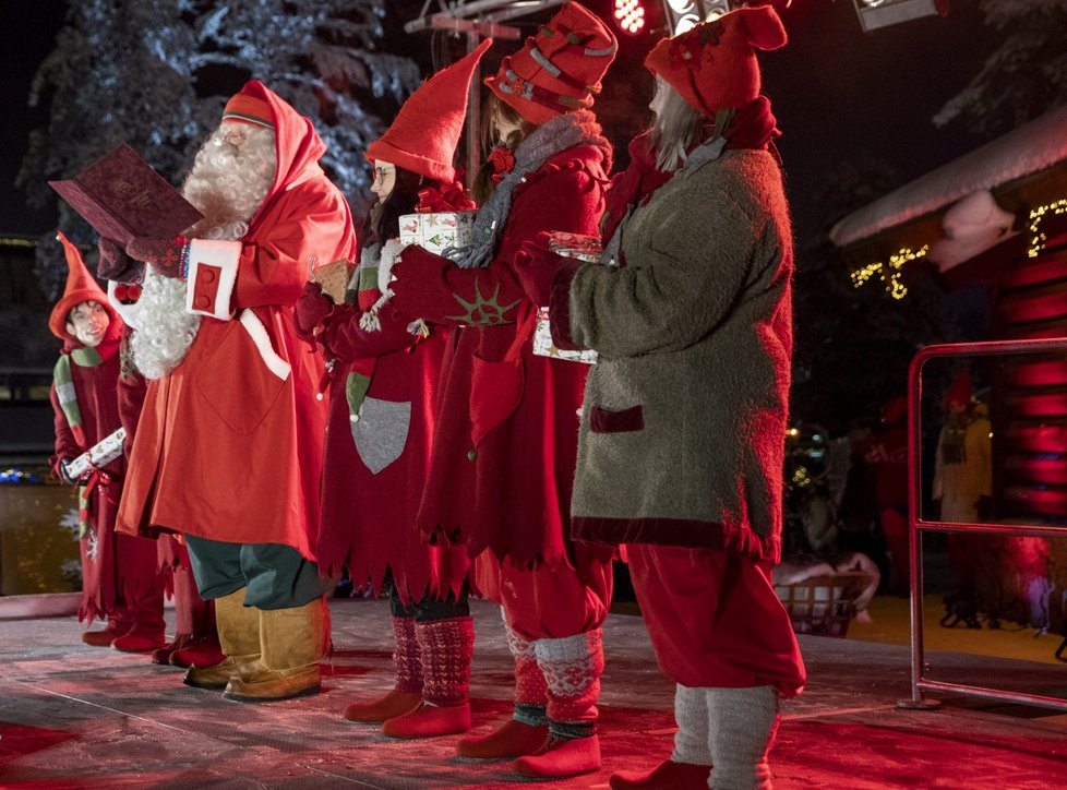 Za hudby a tance vyrazil v neděli večer Santa Claus ze svého „oficiálního domova“ ve finském Rovaniemi, aby doručil dárky dětem po celém světě.