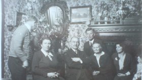 Pan Kuča má fotku se svým strýčkem též z roku 1932. Jeho strýc je první zleva.
