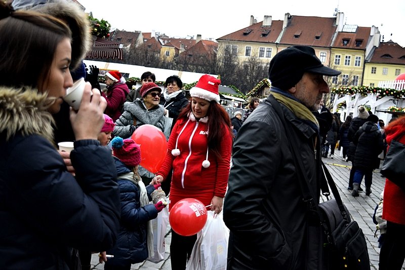 Vyfoťte se s hosteskami a vyhrajte vánoční dárek.