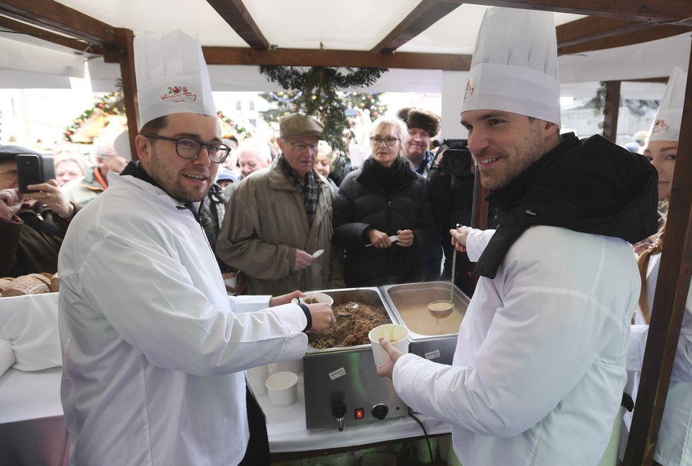 Na Staroměstském náměstí se rozdávala rybí polévka.