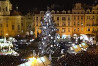 Vánoce v Praze oficiálně začaly: Tisíce lidí se přišly podívat na rozsvěcení stromečku na Staroměstském náměstí