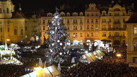 Takhle se rozzářil vánoční strom na Staroměstském náměstí. 