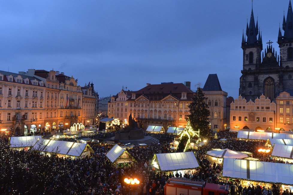 Na Staroměstském náměstí se v sobotu v 16:30 slavnostně rozsvítil vánoční stromek. Vánoce oficiálně začaly!