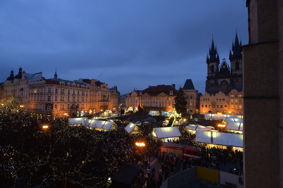 Na Staroměstském náměstí se v sobotu v 16:30 slavnostně rozsvítil vánoční stromek. Vánoce oficiálně začaly!