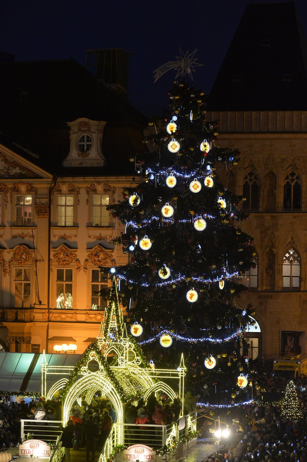 Slavnostní rozsvícení doprovázela Vltava od Bedřicha Smetany.