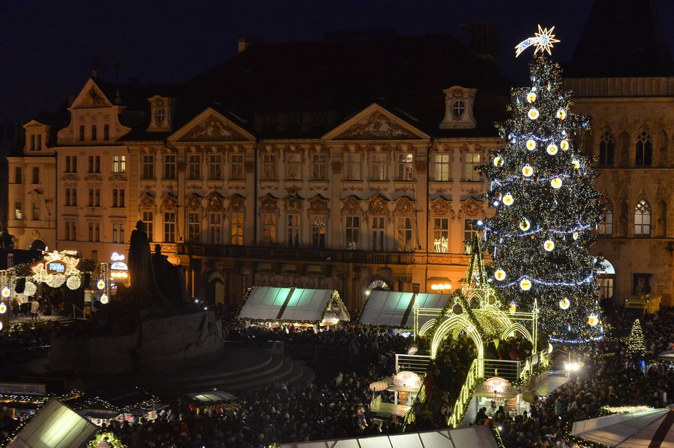 Slavnostnímu rozsvícení vánočního stromu přihlíželo plné Staroměstské náměstí.