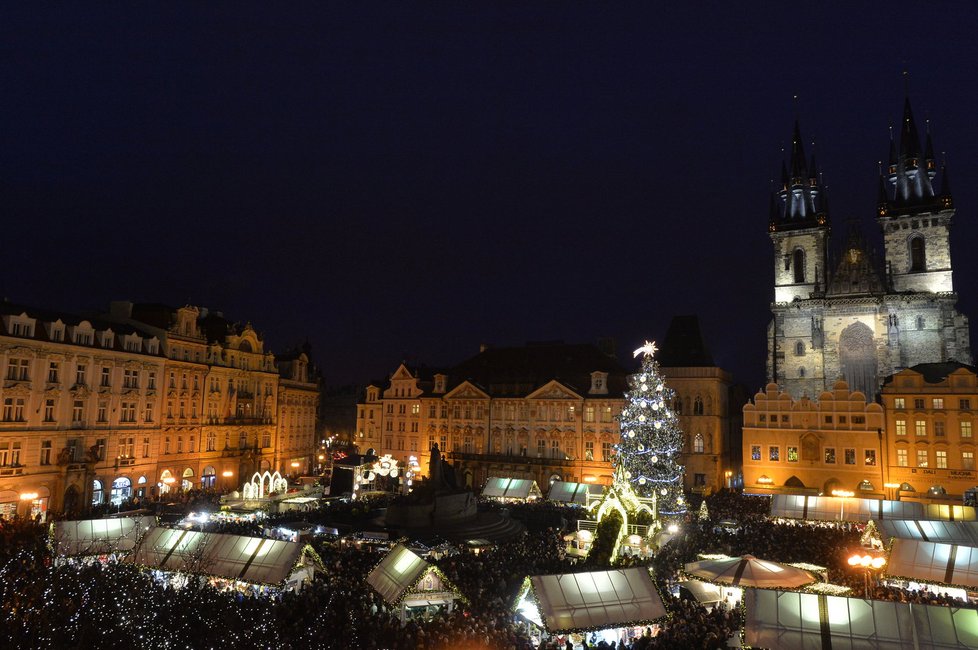 Slavnostnímu rozsvícení vánočního stromu přihlíželo plné Staroměstské náměstí.